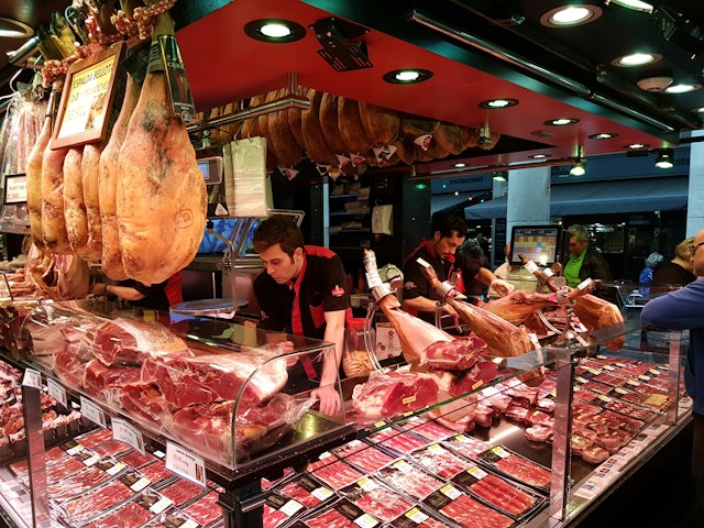 Mostrador de carnicería con distintos tipos de carne para Navidad